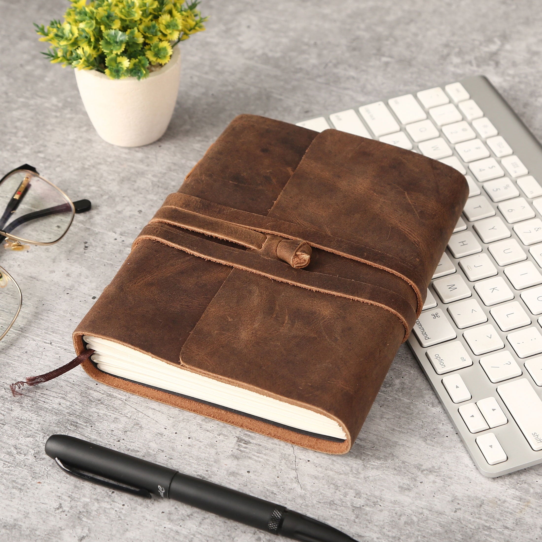 Handmade Full Grain Leather Journal with Lined Paper – 8 × 6″ Writing Notebook & Luxury Pen, Refillable Diary for Men & Women